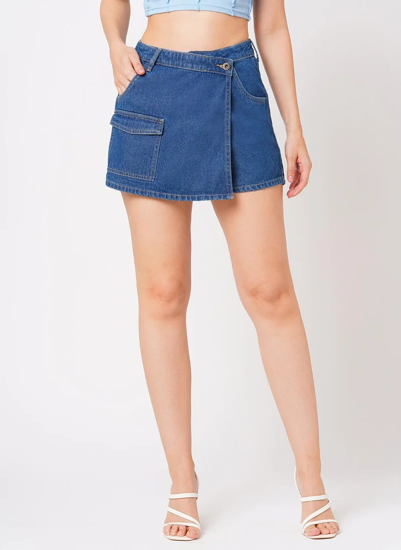 جلو باص سكورت جينز نسائي جلوبس بقصة ضيقة وخصر متوسط بجيوب أمامية